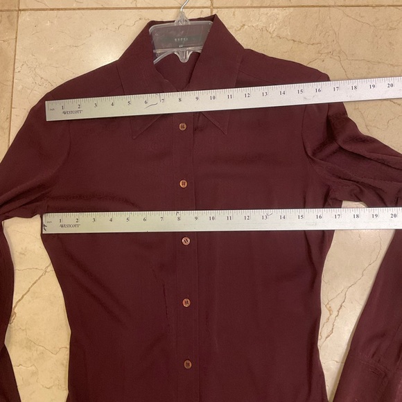 Gucci Long Sleeve Button Front, Fold Down Collar, Maroon Blouse, Size 44 / Small - Picture 13 of 14